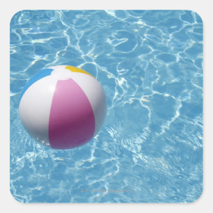 Wasserball im Swimmingpool Quadratischer Aufkleber