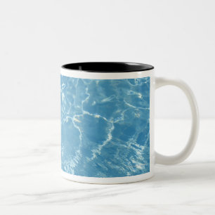 Wasserball im Swimmingpool Zweifarbige Tasse