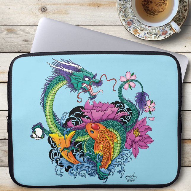 Wasserdrache und Koi Laptopschutzhülle (Von Creator hochgeladen)