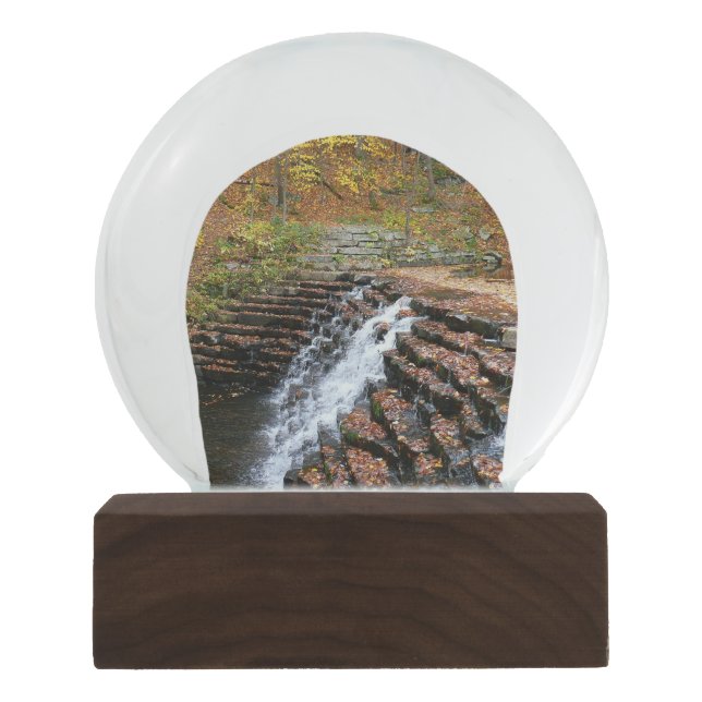 Wasserfall am Laurel Hill Staat Park II Schneekugel (Vorderseite)