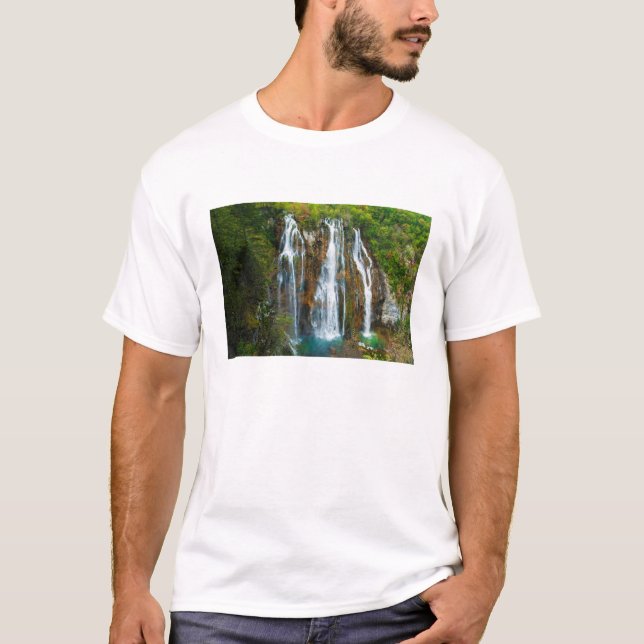Wasserfall erhöhter Blick, Kroatien T-Shirt (Vorderseite)