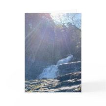 Wasserfall, Felsen und Sonnenstrahlen