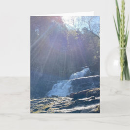 Wasserfall, Felsen und Sonnenstrahlen Karte