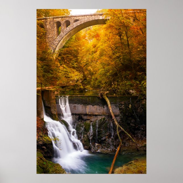 Wasserfall im Canyon der Vintgar-Schlucht im Herbs Poster (Vorne)