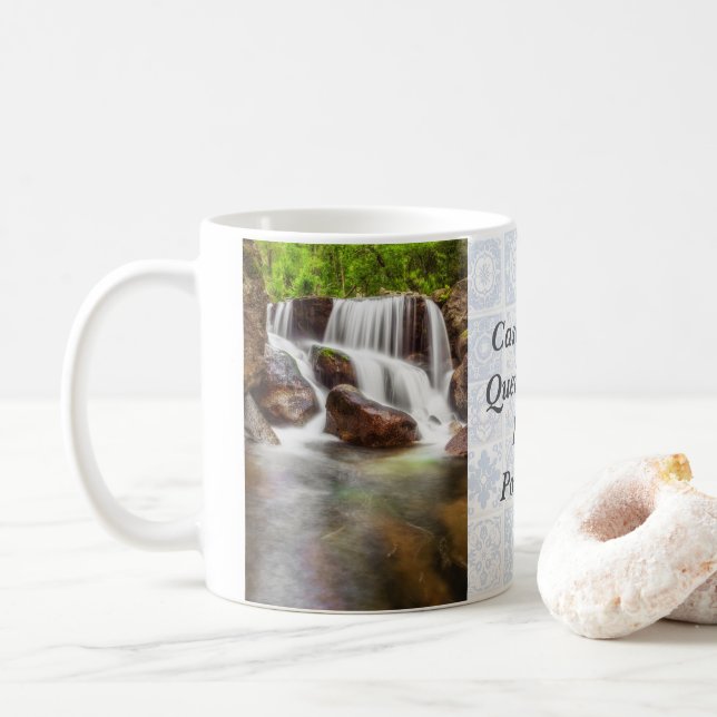 Wasserfall im Herbst beim Staudamm von Queimadela Kaffeetasse (Mit Donut)