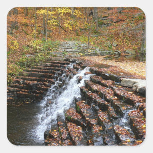 Wasserfall im Laurel Hill State Park II Quadratischer Aufkleber