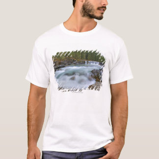 Wasserfall im Schaf-Fluss in Rocky Mountains T-Shirt