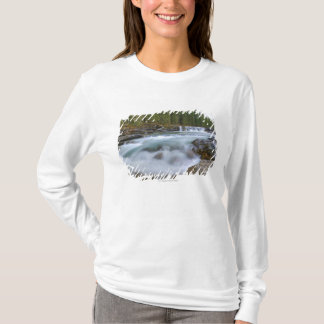 Wasserfall im Schaf-Fluss in Rocky Mountains T-Shirt