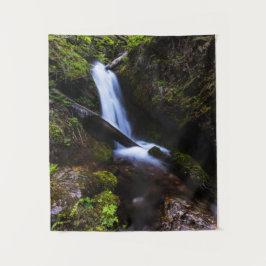 Wasserfall im verzauberten Wald Wandteppich