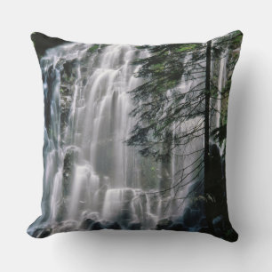 Wasserfall im Wald, Oregon Kissen