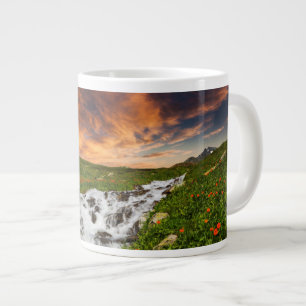 Wasserfall in den Bergen mit Blume Jumbo-Tasse