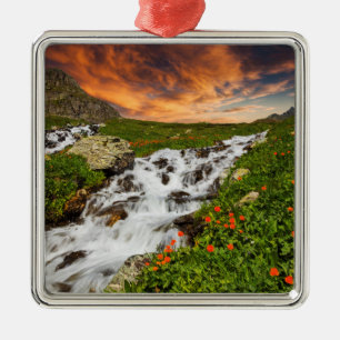 Wasserfall in den Bergen mit Blumen Ornament Aus Metall
