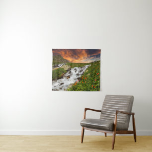 Wasserfall in den Bergen mit Blumen Wandteppich
