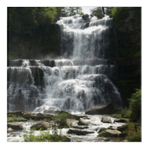Wasserfall in der Natur auf einem
