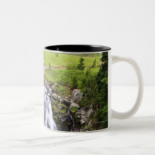 Wasserfall in Nationalpark des Mount Rainier Zweifarbige Tasse