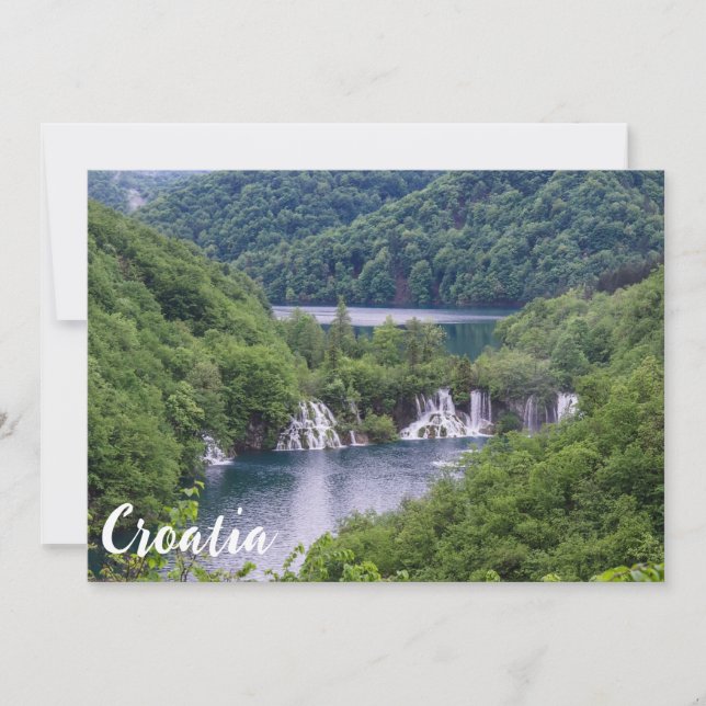 Wasserfall Kaskade mit grünem Wald in Kroatien (Vorderseite)