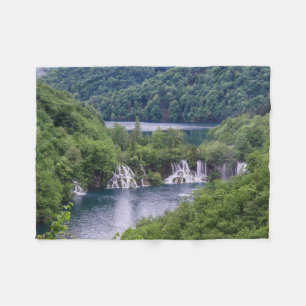 Wasserfall Kaskade mit grünem Wald in Kroatien Fleecedecke