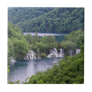 Wasserfall Kaskade mit grünem Wald in Kroatien Fliese