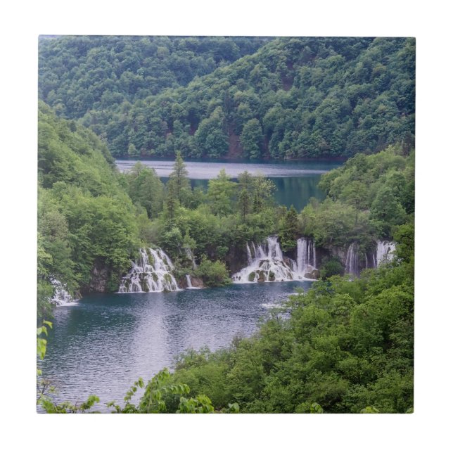 Wasserfall Kaskade mit grünem Wald in Kroatien Fliese (Vorderseite)