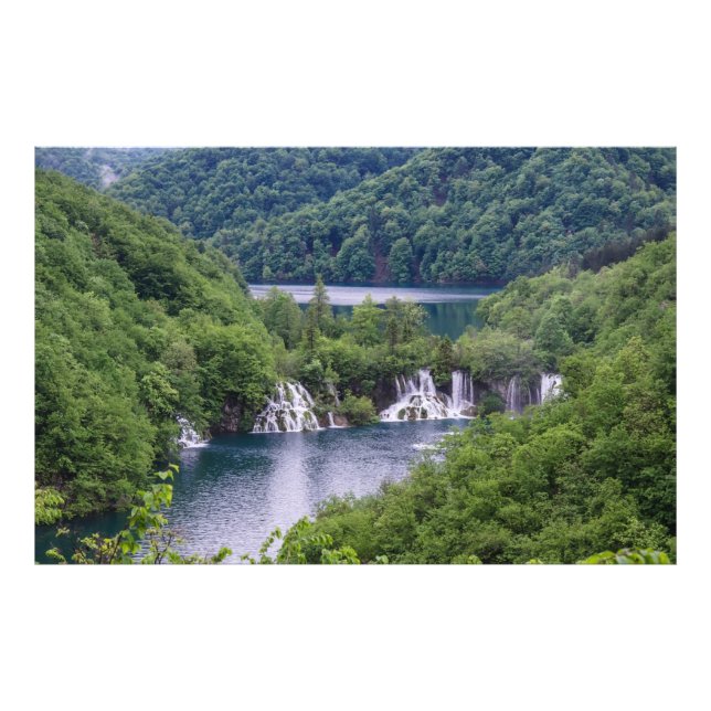 Wasserfall Kaskade mit grünem Wald in Kroatien Fotodruck (Vorne)