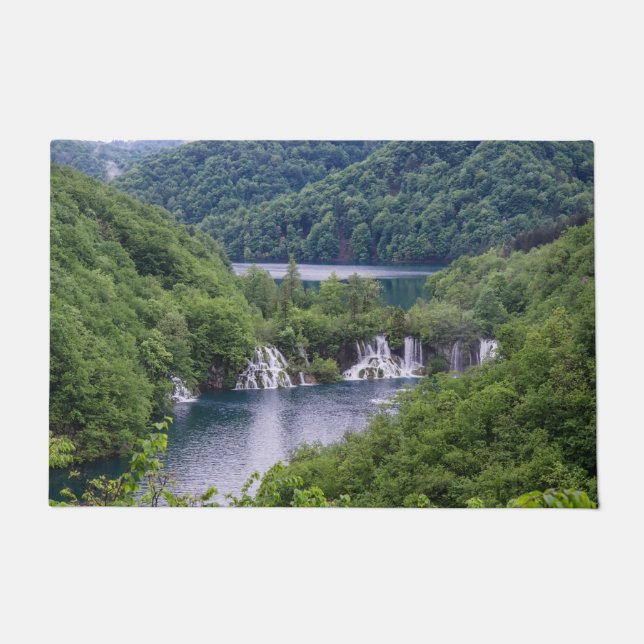 Wasserfall Kaskade mit grünem Wald in Kroatien Fußmatte (Vorderseite)