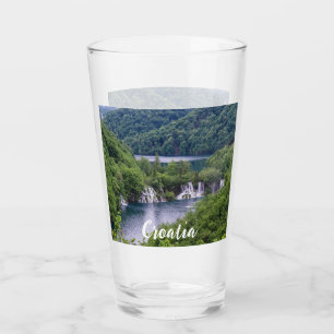 Wasserfall Kaskade mit grünem Wald in Kroatien Glas