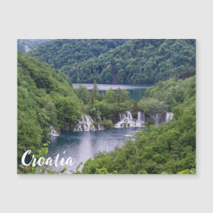 Wasserfall Kaskade mit grünem Wald in Kroatien Magnetkarte