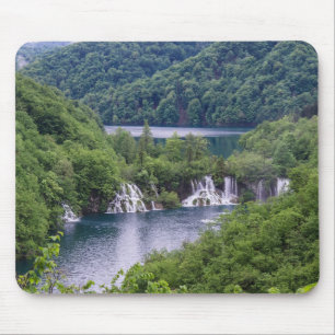 Wasserfall Kaskade mit grünem Wald in Kroatien Mousepad