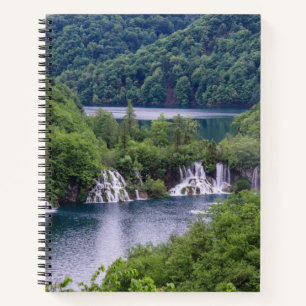 Wasserfall Kaskade mit grünem Wald in Kroatien Notizbuch