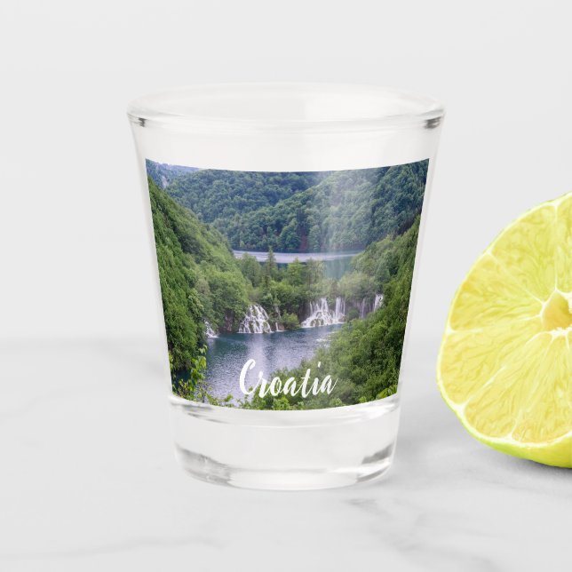 Wasserfall Kaskade mit grünem Wald in Kroatien Schnapsglas (Vorderseite)