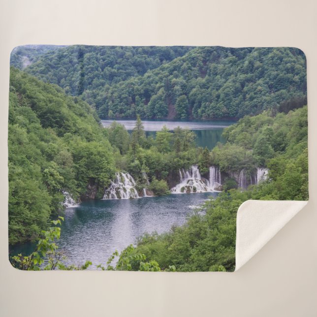 Wasserfall Kaskade mit grünem Wald in Kroatien Sherpadecke (Vorderseite (Horizontal))