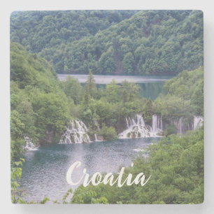 Wasserfall Kaskade mit grünem Wald in Kroatien Steinuntersetzer