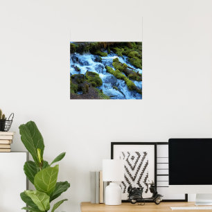Wasserfall-Landschaft im malerischen Wald Poster