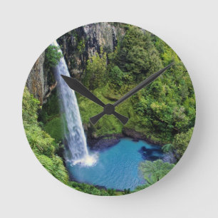 Wasserfall-Natur-Park-blaues Wasser-Waldschicksal Runde Wanduhr