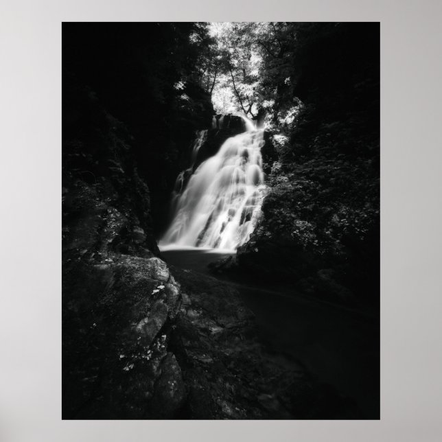 Wasserfall Šum in Schwarz/Weiß Poster (Vorne)