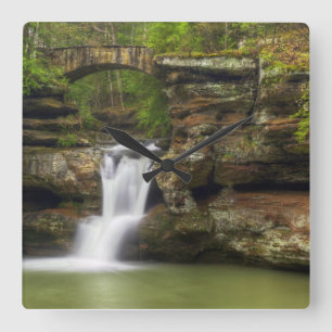Wasserfall über den Wasserfall im Hocking Hills Oh Quadratische Wanduhr