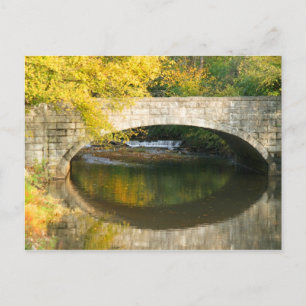 Wasserfall über die Herbstbrücke Postkarte
