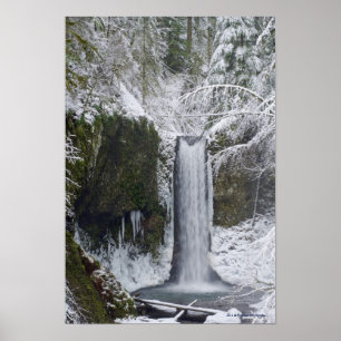 Wasserfall unscharf Umgeben von einem Schneewald Poster
