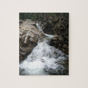 Wasserfall zwischen Felsen Puzzle