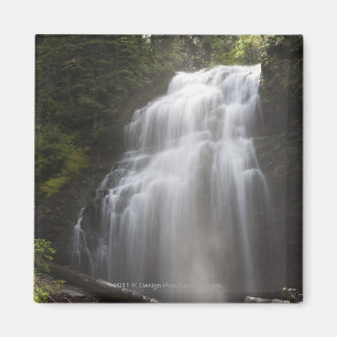 Wasserfälle, die hinunter eine Felsen-Klippe Magnet