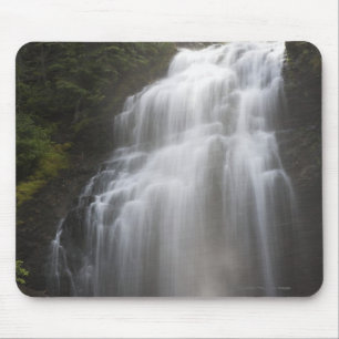 Wasserfälle, die hinunter eine Felsen-Klippe Mousepad