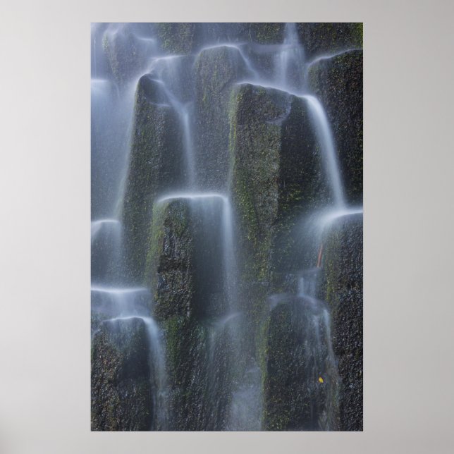 Wasserfälle über Basaltkolonnen Poster (Vorne)