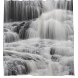 WASSERFÄLLE UND SCHWARZE UND GrauWASSERFÄLLE Duschvorhang