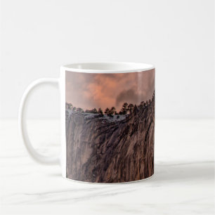 WASSERFÄLLE UNTER WEISSEN HIMMELN KAFFEETASSE