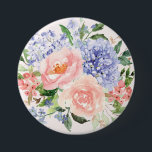 Wasserfarbe Blau Pink Hydrangea Peony Spring Flora Button<br><div class="desc">Füllen Sie die Blütenpracht mit unserem Aquarellknopf aus. Mit blauen Hydrangea,  rosa Pinien und Rose verleiht es Ihrem Stil eine Touch von Frühling und botanischem Charme.</div>