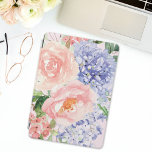 Wasserfarbe Blau Pink Hydrangea Peony Spring Flora iPad Pro Cover<br><div class="desc">Mit unserer floralen Watercolor Blue Pink Hydrangea Abdeckung verwöhnen Sie Ihr iPad. Eine reizende Mischung aus blauer Hydrangea,  rosa Peony und Rose in sanften Pastelltönen,  die die Schönheit des Frühlings in Ihr Gerät bringt. Stilvoller Schutz,  der mit blumiger Eleganz blüht!</div>