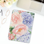 Wasserfarbe Blau Pink Hydrangea Peony Spring Flora iPad Pro Cover<br><div class="desc">Mit unserer floralen Watercolor Blue Pink Hydrangea Abdeckung verwöhnen Sie Ihr iPad. Eine reizende Mischung aus blauer Hydrangea,  rosa Peony und Rose in sanften Pastelltönen,  die die Schönheit des Frühlings in Ihr Gerät bringt. Stilvoller Schutz,  der mit blumiger Eleganz blüht!</div>