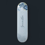 Wasserfarbe blaue Blumenschrift Custom Skateboard<br><div class="desc">Die blaue Blumengrün-Skateboard, die Sie anpassen können, indem Sie auf den Button "Personalisieren" klicken. Die moderne, elegante Eukalyptuspflanze, die blauen und weißen Blume und die moderne Gestaltung der Einrichtung.</div>