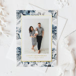 Wasserfarbe Blüten Glücklich Hanukkah Foto Folien Feiertagskarte<br><div class="desc">Happy Hanukka! Senden Sie Ihren Freunden und Ihrer Familie herzliche Feiertage mit dieser anpassbaren Goldfolie Hanukkah Karte. Es zeichnet sich durch ein Aquarellmuster blauer Blumen aus. Personalisieren Sie diese Aquarell Foto Hanukkah-Karte,  indem Sie Ihre Angaben. Diese botanische Hanukkah-Karte ist in einer Vielzahl von Cardstock erhältlich.</div>