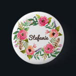 Wasserfarbe Boho Blumenstraube Personalisiert Button<br><div class="desc">Anpassbare Blumentaste. Es ist mit einem Blumenkranz in Aquarellfarben mit rosa und orangefarbenen Blume,  Grünpflanzen,  Lavendel und Federn ausgestattet. Dieser Blumenkranz ist ein personalisiertes Geschenk.</div>